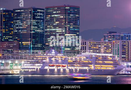 Le premier navire de croisière international en trois ans navigue à Hong Kong depuis le début de la pandémie. The Silver Spirit, ancré à Ocean terminal. Banque D'Images