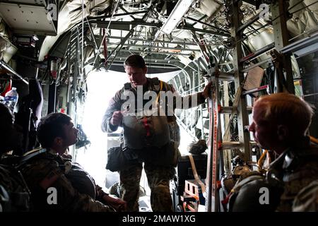 A ÉTATS-UNIS Le maître-jumpers de l'armée affecté à la Brigade aéroportée 173rd fournit des informations à son équipe de maître-jumpers lors d'une opération aérienne entre les parachutistes américains et alliés à l'aéroport de Cherbourg-Manche, en France, sur 5 juin 2022, dans le cadre de l'anniversaire du débarquement de 78th. Sur 6 juin 1944, plus de 150 000 soldats des forces alliées ont envahi la Normandie, en France, par mer et par air. Plus de 23 000 parachutistes ont participé à l'invasion. La Brigade aéroportée de 173rd est la U.S. La Force de réaction en cas d'urgence de l'armée en Europe, fournissant des forces rapidement déployables aux États-Unis en Europe, en Afrique et en Europe Banque D'Images