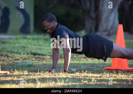 Le sergent d'état-major Jamal Walker, un musicien affecté aux États-Unis L’Armée du Japon et un originaire d’Augusta, en Géorgie, dirige un 5 juin push-up à libération manuelle lors de la remise en forme de combat de l’Armée à l’Académie de la foudre, dans la chaîne de tir de Schofield, à Hawaï, lors de la compétition du meilleur guerrier de l’USARPAC de 2022. Le USARPAC BWC 2022 est un concours annuel d'une semaine qui se compose de concurrents de plusieurs unités USARPAC dans l'Indo-Pacific. Les officiers non commissionnés et les soldats enrôlants juniors sont évalués dans plusieurs catégories telles que les connaissances militaires générales, les compétences de base du soldat et la condition physique. (É.-U. Armée p Banque D'Images