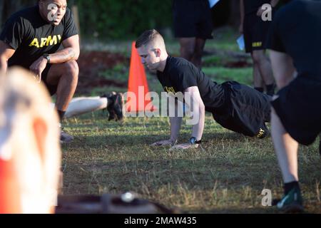 Le PFC Nolan Murray, un opérateur-agent de maintenance nodal de systèmes de réseau affecté à la huitième Armée et originaire de Walpole, Massachusetts, dirige le push-up 5 juin à libération manuelle lors de l'ACFT à l'Académie de la foudre, caserne de Schofield, East Range, Hawaii, lors de la compétition du meilleur guerrier de l'USARPAC de 2022. Le USARPAC BWC 2022 est un concours annuel d'une semaine qui se compose de concurrents de plusieurs unités USARPAC dans l'Indo-Pacific. Les officiers non commissionnés et les soldats enrôlants juniors sont évalués dans plusieurs catégories telles que les connaissances militaires générales, les compétences de base du soldat et le fitne physique Banque D'Images