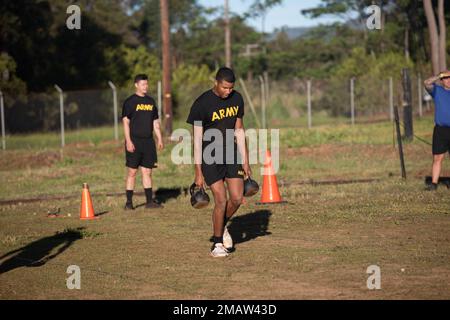 Le Sgt Elijah Clarke, opérateur-responsable des systèmes de transmission multicanaux affecté au Commandement de la défense antimissiles aériens de l’Armée de terre 94th et originaire de Brooklyn, New York, a fait des sprints avec kettlebells 5 juin pendant la remise en forme militaire de l’Académie de la foudre, caserne Schofield East Range, Hawaii, lors du concours du meilleur guerrier de l’USARPAC 2022. Le USARPAC BWC 2022 est un concours annuel d'une semaine qui se compose de concurrents de plusieurs unités USARPAC dans l'Indo-Pacific. Les officiers non commissionnés et les soldats enrôlement junior sont évalués dans plusieurs catégories telles que les connaissances militaires générales, Banque D'Images