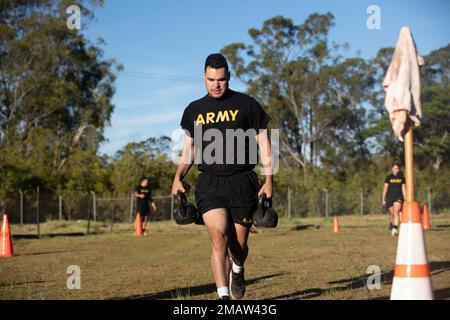 Timothy West, un fantassin affecté aux États-Unis L’Alaska militaire et un originaire de Kingwood, Texas, poussent avec des kettlebells 5 juin pendant la remise en forme de combat de l’Armée à la Lightning Academy, dans la chaîne de tir de Schofield, à Hawaï, lors du concours du meilleur guerrier de l’USARPAC en 2022. Le USARPAC BWC 2022 est un concours annuel d'une semaine qui se compose de concurrents de plusieurs unités USARPAC dans l'Indo-Pacific. Les officiers non commissionnés et les soldats enrôlants juniors sont évalués dans plusieurs catégories telles que les connaissances militaires générales, les compétences de base du soldat et la condition physique. (É.-U. Photos de l'armée par Banque D'Images