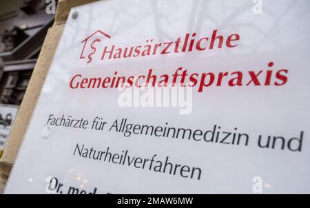 Munich, Allemagne. 19th janvier 2023. Un panneau sur le mur d'une maison indique le bureau d'un médecin de famille. Le nombre de médecins en Bavière a atteint un nouveau record l'an dernier. L'Association médicale d'État continue néanmoins de mettre en garde contre une pénurie de médecins. (À dpa 'nombre de médecins à un record élevé - la chambre met néanmoins en garde contre la pénurie') Credit: Peter Kneffel/dpa/Alay Live News Banque D'Images