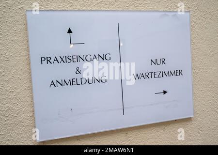 Munich, Allemagne. 19th janvier 2023. Un panneau sur le mur d'une maison indique l'entrée du bureau d'un médecin. Le nombre de médecins en Bavière a atteint un nouveau record l'an dernier. L'Association médicale d'État continue néanmoins de mettre en garde contre une pénurie de médecins. (À dpa 'nombre de médecins à un record élevé - la chambre met néanmoins en garde contre la pénurie') Credit: Peter Kneffel/dpa/Alay Live News Banque D'Images