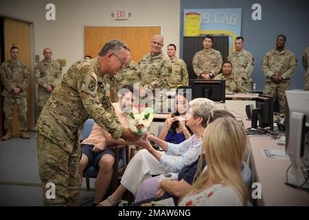 Caroline du Nord Adjudant-chef des gardes nationaux 5 Ronald Williams (à gauche), officier de sécurité de la Brigade de l'aviation de combat 449th, donne des fleurs à sa mère lors de sa cérémonie de retraite à Morrisville, N.C., 5 juin 2022. En l’honneur des 34 années de service de Williams, il a effectué un dernier vol pour le CNG avec son fils, l’Adjudant-chef 3 Derek Williams, maître-canon pour la Compagnie du quartier général et du quartier général, 1st Bataillon, 130th Aviation Regiment, 449th CAB. (É.-U. Garde nationale de l'armée prise par le Sgt Hannah Tarkelly) Banque D'Images
