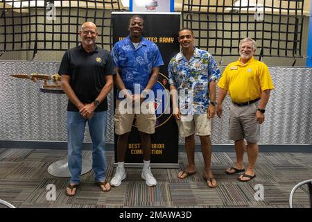 De gauche à droite, Bob louden, représentant de l'Association de l'Armée des États-Unis; Sgt. Jamal Walker, musicien affecté aux États-Unis Armée du Japon et originaire d'Augusta, Géorgie; CPS. Jacob Byrd, musicien affecté aux États-Unis L'armée japonaise et un originaire de Tampa, Floride; et le colonel à la retraite Ben Lukefahr, président de la région du pacifique AUSA, posent pour une photo 5 juin au Hanger, champ d'aviation de l'armée de Wheeler, Hawaï lors d'une rencontre et d'un accueil pour les 2022 États-Unis Concours du meilleur guerrier de l'armée du Pacifique. Le USARPAC BWC 2022 est un concours annuel d'une semaine qui se compose de concurrents de plusieurs unités USARPAC ac Banque D'Images