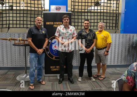 De gauche à droite, Bob louden, représentant de l'Association de l'Armée des États-Unis; Sgt. Ethan Catanach, un fantassin affecté aux États-Unis Armée Alaska et originaire de Colorado Springs, Colorado; SPC. Timothy West, un fantassin affecté aux États-Unis L'armée de l'Alaska et un originaire de Kingwood, Texas; et le colonel à la retraite Ben Lukefahr, président de la région du pacifique de l'AUSA, posent pour une photo 5 juin au Hanger, champ de l'Armée de Wheeler, Hawaii lors d'une rencontre et d'un accueil pour les 2022 États-Unis Concours du meilleur guerrier de l'armée du Pacifique. Le USARPAC BWC 2022 est une compétition annuelle d'une semaine composée de concurrents de multip Banque D'Images