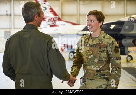 Le major-général Bryan R. Radliff (à gauche), commandant de la Force aérienne de 10th, PIECES SRA Hannah Hudson, chef de l'équipage de l'Escadron de maintenance des aéronefs de l'Escadre Fighter 301 à la base de réserve interarmées de la Station aérienne navale fort Worth (Texas), 5 juin 2022. Radliff a inventé Hudson pour ses performances exceptionnelles sur le lieu de travail. Banque D'Images