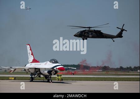 Un hélicoptère UH-60 Blackhawk survole un faucon F-16, affecté aux États-Unis Les Thunderbirds de la Force aérienne, lors du spectacle aérien de fort Wayne, ont été accueillis à l'aile Fighter 122nd, Indiana 5 juin 2022. Le spectacle public gratuit a également présenté les avions Thunderbolt II de l'aile A-10C, le camion Shockwave Jet Truck et d'autres appareils. (Photo de la Garde nationale aérienne par le sergent d'état-major Justin Andras) Banque D'Images