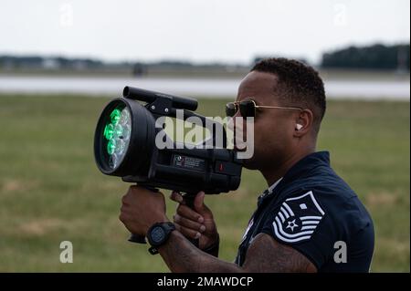 ÉTATS-UNIS Le Sgt Terris D. Lee, premier sergent de Thunderbirds, dirige une lumière de signalisation dans le ciel pendant le spectacle aérien de fort Wayne, organisé à la 122nd Fighter Wing, Indiana 5 juin 2022. Le spectacle public gratuit a également présenté les avions Thunderbolt II de l'aile A-10C, le camion Shockwave Jet Truck et d'autres appareils. (Photo de la Garde nationale aérienne par le sergent d'état-major Justin Andras) Banque D'Images