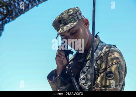 Jacob Byrd, musicien affecté aux États-Unis L’armée japonaise stationnée au Camp Zama, au Japon, effectue un contrôle radio au cours d’une série de tâches guerrières et d’exercices de combat 6 juin à l’Académie de la foudre, dans la zone est de Schofield, à Hawaï, lors de la compétition du meilleur guerrier de l’USARPAC de 2022. Le USARPAC BWC 2022 est un concours annuel d'une semaine qui se compose de concurrents de plusieurs unités USARPAC dans l'Indo-Pacific. Les officiers non commissionnés et les soldats enrôlants juniors sont évalués dans plusieurs catégories telles que les connaissances militaires générales, les compétences de base du soldat et la condition physique. Banque D'Images