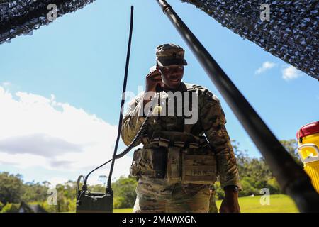 Le sergent d'état-major Jamal Walker, un musicien affecté aux États-Unis L’armée japonaise stationnée au Camp Zama, au Japon, effectue un contrôle radio au cours d’une série de tâches guerrières et d’exercices de combat 6 juin à l’Académie de la foudre, dans la zone est de Schofield, à Hawaï, lors de la compétition du meilleur guerrier de l’USARPAC de 2022. Le USARPAC BWC 2022 est un concours annuel d'une semaine qui se compose de concurrents de plusieurs unités USARPAC dans l'Indo-Pacific. Les officiers non commissionnés et les soldats enrôlants juniors sont évalués dans plusieurs catégories telles que les connaissances militaires générales, les compétences de base du soldat et la condition physique. Banque D'Images