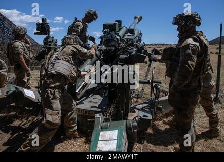 Les membres de l'équipage de canon affectés au 2nd Bataillon, 12th Régiment d'artillerie de campagne, 1st équipe de combat de la Brigade Stryker, 4th Division d'infanterie, font un exercice de tir sec en préparation à la messe d'Ivy, 8 juin 2022, fort Carson Colorado. « J'aime tout simplement l'aspect physique de cette technologie », a déclaré le SPC Kenny. Lorsque nous allons prendre des photos, c'est une expérience palpitante. » Banque D'Images