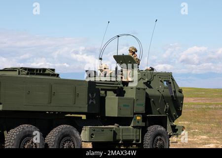 Un commandant de véhicule d'un système de fusée d'artillerie de haute mobilité (HImars) M142 d'Alpha Battery, 5th Bataillon, 113th Régiment d'artillerie de campagne, Garde nationale de Caroline du Nord, un commandant subordonné de la Brigade d'artillerie de campagne 65th, Garde nationale de l'Utah, Reçoit une transmission radio pour se préparer à une mission d'incendie pendant la grève de l'Ouest 22 au Centre d'entraînement au combat d'Orchard, Idaho. WESTERN Strike 22 est un exercice d’entraînement au combat exportable mené par la Brigade d’artillerie de campagne 65th de la Garde nationale de l’Utah, qui offre aux soldats de la Garde nationale une formation immergée similaire à un Traini de combat Banque D'Images