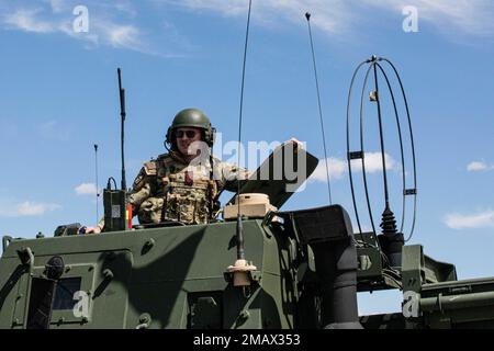 Le commandant de véhicule d'un système de fusée d'artillerie de grande mobilité (HImars) M142 d'Alpha Battery, 5th Bataillon, 113th Régiment d'artillerie de campagne, Garde nationale de Caroline du Nord, un commandant subordonné de la Brigade d'artillerie de campagne 65th, Garde nationale de l'Utah, Regarde le champ de tir alors qu'il se prépare à recevoir une mission d'incendie pendant la grève de l'Ouest 22 au centre d'entraînement de combat d'Orchard, Idaho. WESTERN Strike 22 est un exercice d’entraînement au combat exportable mené par la Brigade d’artillerie de campagne 65th de la Garde nationale de l’Utah, qui offre aux soldats de la Garde nationale une formation immergée similaire à une tir de combat Banque D'Images