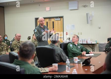 Le lieutenant-colonel Andrew Carlson, commandant de l'escadre d'attaque 107th, a présenté au général Heraldo Rodriguez, commandant des opérations aérospatiales de la Force aérienne brésilienne (COMAE), la mission et la fonction de l'escadron des opérations de soutien aérien (ASOS) 274th lors d'une visite de l'escadre d'attaque 174th, à la base de la Garde nationale aérienne Hancock Field, Syracuse NY sur 6 juin 2022. Rodriguez et son équipe se sont rendus dans le but de renforcer le partenariat entre LE NYANG et LE COMAE. Air National Guard photo par le principal Airman Daniel Meade Banque D'Images