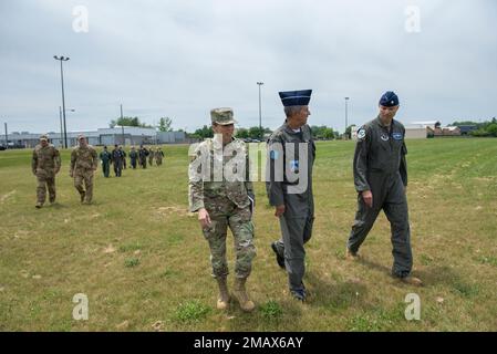 Général Heraldo Rodriguez, Commandant des opérations aérospatiales de la Force aérienne brésilienne (COMAE), Brig. Le général Denise Donnell, commandant de LA NYANG et le lieutenant-colonel Andrew Carlson, commandant de l'aile d'attaque de 107th, marchent ensemble tout en discutant du partenariat entre les deux nations et les organisations à la base de la Garde nationale aérienne de Hancock Field, à Syracuse NY, sur 6 juin 2022. Rodriguez et son équipe se sont rendus dans le but de renforcer le partenariat entre LE NYANG et LE COMAE. Air National Guard photo par le principal Airman Daniel Meade Banque D'Images