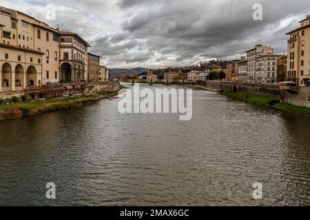 Vue vers le sud-est le long de l'Arno depuis Ponte Vecchio, Florence. Galleria degli Uffizi sur la gauche. Banque D'Images