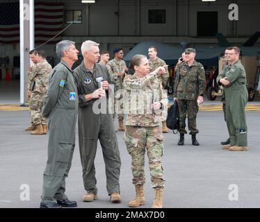 Brig. Général Denise Donnell, commandant de la Garde nationale aérienne de New York, lieutenant-colonel Keith Walker, 174th Attack Wing, Et le général Heraldo Rodriguez, commandant des opérations aérospatiales de la Force aérienne brésilienne (COMAE), observe et MQ-9 décollage lors d'une visite de l'aile d'attaque 174th à Hancock Field, Syracuse NY, sur 6 juin 2022. Rodriguez et son équipe se sont rendus dans le but de renforcer le partenariat entre LE NYANG et LE COMAE. Air National Guard photo par 1st Lt Jason Carr. Banque D'Images