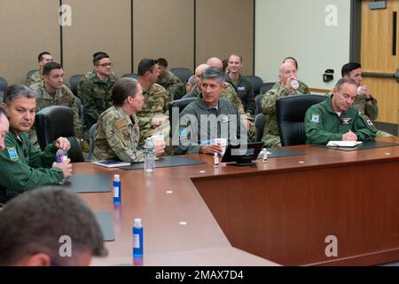 Brig. Le général Denise Donnell, commandant de la Garde nationale aérienne de New York, le général Heraldo Rodriguez, commandant des opérations aérospatiales de la Force aérienne brésilienne (COMAE), ainsi que le personnel DE NYANG et DE COMAE, préparent un bref de mission lors d'une visite de la 174th Attack Wing à Hancock Field, Syracuse, NY, sur 6 juin 2022. Rodriguez et son équipe se sont rendus dans le but de renforcer le partenariat entre LE NYANG et LE COMAE. Air National Guard photo par 1st Lt Jason Carr. Banque D'Images