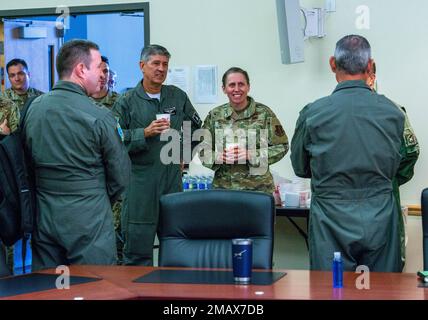 Brig. Le général Denise Donnell, commandant de la Garde nationale aérienne de New York, et le général Heraldo Rodriguez, commandant des opérations aérospatiales de la Force aérienne brésilienne (COMAE), profitent d'une pause-café lors d'une visite de la 174th Attack Wing à Hancock Field, Syracuse NY, sur 6 juin 2022. Rodriguez et son équipe se sont rendus dans le but de renforcer le partenariat entre LE NYANG et LE COMAE. Air National Guard photo par 1st Lt Jason Carr. Banque D'Images