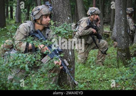 ÉTATS-UNIS Armée Pvt. Miles Elliott et SPC. Kenneth Shipp affecté à la troupe Comanche, 5th escadron, 7th Cavalry Regiment, patrouillent leur zone d'opération pendant l'exercice Combined Resolve 17 à Hohenfels Training Area, joint multinational Readiness Centre, Hohenfels, Allemagne, 7 juin 2022. La résolution combinée est un américain L’armée, composée de 5 600 membres de service, alliés et partenaires de plus de 10 pays, est conçue pour évaluer la capacité des unités à mener efficacement des opérations de combat dans un espace de bataille multidomaine. Banque D'Images