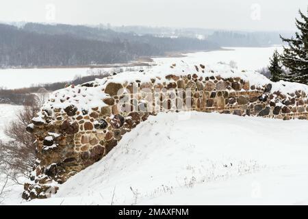 Les ruines du château médiéval de l'ordre de Viljandi ont commencé comme un bastion en 1224 à Viljandi en Estonie Banque D'Images