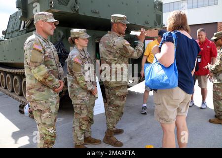 PFC. Arkadiusz Wilkanowski, à gauche, SPC. Haley Davenport, au milieu, et SPC. Donavin Ferranto, à droite, tous les opérateurs de l'obusier Paladin M109A7 modernisé affecté au 'Bataillon BattleKings', 1st Bataillon, 9th Régiment d'artillerie de campagne, 2nd équipe de brigade blindée, 3rd Division d'infanterie, Présentez l'obusier mobile modernisé aux éducateurs et aux dirigeants de niveau supérieur de tout le pays à fort Stewart, en Géorgie, aux États-Unis Visite nationale annuelle des éducateurs du Commandement du recrutement de l'Armée de terre, 7 juin 2022. Le NET est conçu pour donner des surintendants, des leaders de l'éducation de l'État, et l'éducation-foc Banque D'Images