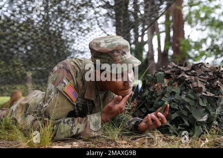 Le Sgt Elijah Clarke, opérateur-agent de systèmes de transmission multicanaux affecté au Commandement de la défense contre les missiles aériens de l'Armée de terre 94th, stationnés à la base conjointe Pearl Harbor-Hickam, Hawaï, applique de la peinture faciale pendant une série de tâches guerrières et d'exercices de combat 7 juin à la Lightning Academy, dans la zone est de Schofield, à Hawaï, Au concours du meilleur guerrier de l'USARPAC 2022. Le USARPAC BWC 2022 est un concours annuel d'une semaine qui se compose de concurrents de plusieurs unités USARPAC dans l'Indo-Pacific. Les officiers non commissionnés et les soldats enrôlement junior sont évalués dans plusieurs catégories telles que A. Banque D'Images