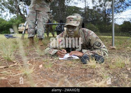 Le Sgt Elijah Clarke, opérateur-responsable des systèmes de transmission multicanaux affecté au Commandement de la défense contre les missiles aériens de l'Armée de terre 94th, stationnés à la base conjointe Pearl Harbor-Hickam, à Hawaï, prend des notes au cours d'une série de tâches guerrières et d'exercices de combat 7 juin à la Lightning Academy, dans la zone est de Schofield, à Hawaï, Au concours du meilleur guerrier de l'USARPAC 2022. Le USARPAC BWC 2022 est un concours annuel d'une semaine qui se compose de concurrents de plusieurs unités USARPAC dans l'Indo-Pacific. Les officiers non commissionnés et les soldats enrôlement subalternes sont évalués dans plusieurs catégories comme gener Banque D'Images