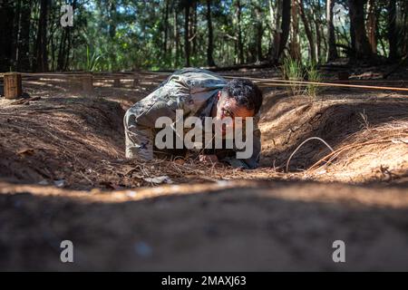 Le Sgt Josue Guerraguillen, opérateur-responsable des systèmes de transmission multicanaux affecté à la huitième armée stationnée au Camp Humphreys, République de Corée, Low Crawls 7 juin à la Lightning Academy, Barracks Schofield East Range, Hawaï, pendant le cours d’obstacles du concours du meilleur guerrier de l’USARPAC 2022. Le USARPAC BWC 2022 est un concours annuel d'une semaine qui se compose de concurrents de plusieurs unités USARPAC dans l'Indo-Pacific. Les officiers non commissionnés et les soldats enrôlants juniors sont évalués dans plusieurs catégories telles que les connaissances militaires générales, les compétences de base du soldat, et Banque D'Images