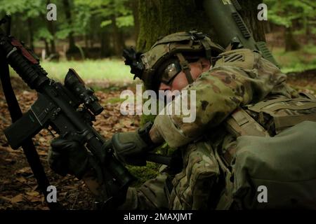A ÉTATS-UNIS Le soldat de l'armée affecté au 10th Brigade Engineer Battalion retourne le feu à des forces opposées simulées pendant l'exercice Combined Resolve 17 (CBR 17) à la zone d'entraînement de Hohenfels, Allemagne, 7 juin 2022. CBR 17 est une armée des États-Unis dirigée Europe-Afrique, 7th commandement de l'instruction de l'Armée exécuté, le joint multinational Readiness Centre a organisé l'exercice du 20 mai au 19 juin 2022. L'événement est conçu pour évaluer et évaluer la capacité des unités à mener des opérations dans un espace de combat complexe et multidomaine simulé. Banque D'Images