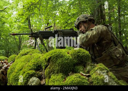 A ÉTATS-UNIS Le soldat de l'armée affecté au 10th Brigade Engineer Battalion retourne le feu à des forces opposées simulées pendant l'exercice Combined Resolve 17 (CBR 17) à la zone d'entraînement de Hohenfels, Allemagne, 7 juin 2022. CBR 17 est une armée des États-Unis dirigée Europe-Afrique, 7th commandement de l'instruction de l'Armée exécuté, le joint multinational Readiness Centre a organisé l'exercice du 20 mai au 19 juin 2022. L'événement est conçu pour évaluer et évaluer la capacité des unités à mener des opérations dans un espace de combat complexe et multidomaine simulé. Banque D'Images