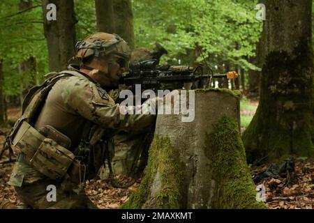 A ÉTATS-UNIS Le soldat de l'armée affecté au 10th Brigade Engineer Battalion retourne le feu à des forces opposées simulées pendant l'exercice Combined Resolve 17 (CBR 17) à la zone d'entraînement de Hohenfels, Allemagne, 7 juin 2022. CBR 17 est une armée des États-Unis dirigée Europe-Afrique, 7th commandement de l'instruction de l'Armée exécuté, le joint multinational Readiness Centre a organisé l'exercice du 20 mai au 19 juin 2022. L'événement est conçu pour évaluer et évaluer la capacité des unités à mener des opérations dans un espace de combat complexe et multidomaine simulé. Banque D'Images
