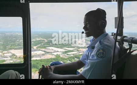 Caleb Smith, un étudiant de l'école secondaire Charles H. Flowers, regarde Washington, D.C., à partir d'un UH-1 Huey qui a volé par le 1st Escadron d'hélicoptères affecté de la base interarmées Andrews, Maryland, 7 juin 2022. Smith a été reconnu par l'AFDW pour ses réalisations universitaires et aéronautiques. Smith est le plus jeune pilote du pays à obtenir un permis de pilote de planeur privé et continue de poursuivre son permis de pilote privé. ÉTATS-UNIS Photo de la Force aérienne par Abigail Meyer Banque D'Images