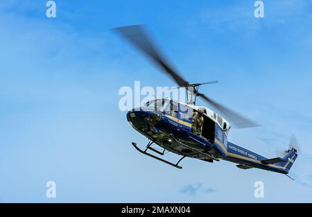 Un hélicoptère UH-1 Huey piloté par le 1st Escadron d'hélicoptères affecté à la base interarmées Andrews, au Maryland, prend son envol de l'école secondaire Charles H. Flowers 7 juin 2022. Le commandant du District de la Force aérienne de Washington, le général Joel Jackson, a reconnu Caleb Smith, un étudiant de l'école secondaire Charles H. Flowers, pour ses réalisations universitaires et aéronautiques. Smith est le plus jeune pilote du pays à obtenir un permis de pilote de planeur privé et continue de poursuivre son permis de pilote privé. Smith a été reconnu par un vol en hélicoptère effectué par le 1st Escadron d'hélicoptères affecté à la base interarmées Andrews, M. Banque D'Images