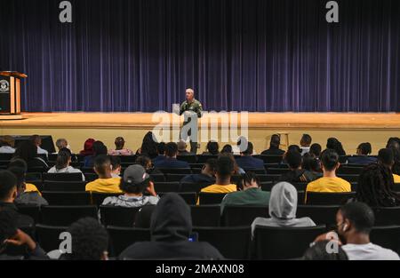 Le général de division Joel Jackson, commandant du district de la Force aérienne de Washington, parle à plus de 100 élèves du JROTC des écoles du comté de Prince George à l'école secondaire Charles H. Flowers 7 juin 2022. Au cours de l'assemblée, Jackson a reconnu Caleb Smith, un étudiant, pour ses réalisations universitaires et aéronautiques. Smith est le plus jeune pilote du pays à obtenir un permis de pilote de planeur privé et continue de poursuivre son permis de pilote privé. Smith a été reconnu par un vol en hélicoptère effectué par le 1st Escadron d'hélicoptères affecté à la base interarmées Andrews, au Maryland ÉTATS-UNIS Photo de la Force aérienne par A1c Matthew Brama Banque D'Images