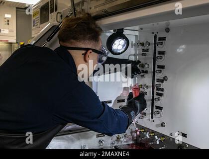 220607-N-TW177-1143 OCÉAN ATLANTIQUE (7 juin 2022) le mécanicien de charpente aéronautique, Steven Jordan, affecté au porte-avions USS George H. W. Bush (CVN 77), récupère un échantillon de avec du fluide hydraulique, 7 juin 2022. Le George H.W. Bush Carrier Strike Group (CSG) est en cours d'achèvement d'un exercice de certification visant à accroître l'interopérabilité et la capacité de combat aux États-Unis et dans les pays alliés avant un déploiement futur. Le CSG George H. W. Bush est un système intégré d'armes de combat qui offre une capacité de combat supérieure pour dissuader, et si nécessaire, vaincre les adversaires de l'Amérique en soutien à la nat Banque D'Images