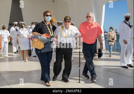 ÉTATS-UNIS Officier de la marine 1st classe Julian Hodges, centre, ancien combattant de la Seconde Guerre mondiale, est accompagné par des visites guidées avec des membres des États-Unis Fish and Wildlife Service lors d'une visite en bateau du Mémorial de l'USS Arizona à joint base Pearl Harbor-Hickam, Hawaii 7 juin 2022. La visite en bateau a eu lieu pour permettre aux Marines et aux marins de s'asseoir et d'avoir une discussion avec les deux anciens combattants. États-Unis Fish and Wildlife Service a établi un partenariat avec les États-Unis La Marine, le ministère des Affaires des anciens combattants, la Commission américaine des monuments de bataille et la réserve naturelle nationale des amis de l'atoll Midway pour faire le bateau Banque D'Images