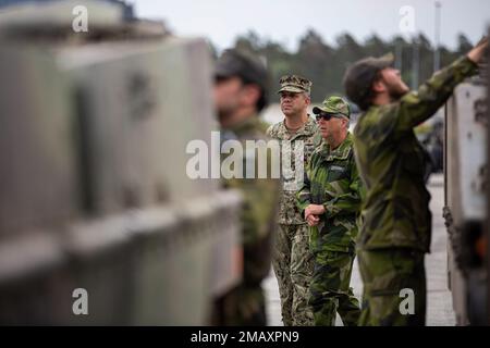 ÉTATS-UNIS John V. Menoni, commandant du groupe de grève expéditionnaire 2, visite des membres du service de l'armée suédoise au cours de l'exercice BALTOPS 22 sur l'île Gotland, en Suède, au 7 juin 2022. BALTOPS 22 est le premier exercice axé sur la mer dans la région Baltique. L'exercice, dirigé par les États-Unis Les forces navales Europe-Afrique, exécutées par les forces navales de frappe et de soutien de l’OTAN, offrent une occasion unique d’entraînement pour renforcer les capacités d’intervention combinées essentielles à la préservation de la liberté de navigation et de la sécurité dans la mer Baltique. Banque D'Images