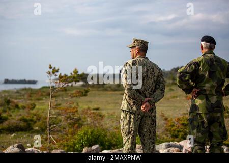 ÉTATS-UNIS John V. Menoni, commandant du groupe de grève expéditionnaire 2, est à gauche, sous la direction du lieutenant général de l'armée suédoise Johan Svensson, chef de l'instruction et de l'approvisionnement des forces armées suédoises, lors d'une visite à l'île Gotland, en Suède, dans le cadre de l'exercice BALTOPS22 sur 7 juin 2022. BALTOPS 22 est le premier exercice axé sur la mer dans la région Baltique. L'exercice, dirigé par les États-Unis Les forces navales Europe-Afrique, exécutées par les forces navales de frappe et de soutien de l’OTAN, offrent une occasion unique d’entraînement pour renforcer les capacités d’intervention combinées essentielles à la préservation de la liberté de navigation et de secu Banque D'Images