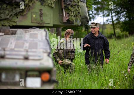 ÉTATS-UNIS John V. Menoni, commandant du groupe de grève expéditionnaire 2, visite des membres du service de l'armée suédoise au cours de l'exercice BALTOPS 22 sur l'île Gotland, en Suède, au 7 juin 2022. BALTOPS 22 est le premier exercice axé sur la mer dans la région Baltique. L'exercice, dirigé par les États-Unis Les forces navales Europe-Afrique, exécutées par les forces navales de frappe et de soutien de l’OTAN, offrent une occasion unique d’entraînement pour renforcer les capacités d’intervention combinées essentielles à la préservation de la liberté de navigation et de la sécurité dans la mer Baltique. Banque D'Images