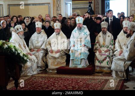 Non exclusif : KIEV, UKRAINE - 19 JANVIER 2023 - Primat de l'Eglise orthodoxe d'Ukraine, le Métropolitain Epifanii (C) de Kiev et toute la conduite de l'Ukraine Banque D'Images