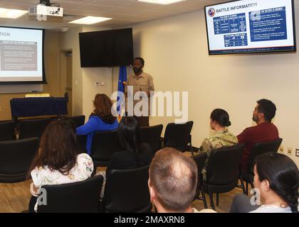 BASE CONJOINTE SAN ANTONIO-FORT SAM HOUSTON – (7 juin 2022) – retraité Premier maître Henry Buckley, de Memphis, Tennessee, chef de l’unité de recherche médicale navale (UMROA) Département administratif de San Antonio, Parle aux membres du commandement de son expérience en tant que mécanicien d'aviation sur plusieurs porte-avions pour inclure l'USS Midway (CV-41) lors d'une cérémonie de commémoration de la bataille de Midway tenue au Laboratoire de recherche Tri-Service. La mission du NAMRU San Antonio est de mener des recherches sur les soins aux victimes de combat, les soins crâniofaciaux et l’énergie dirigée, pour améliorer la survie et la santé opérationnelle Banque D'Images
