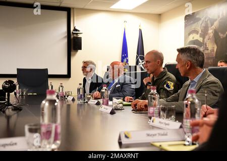 ÉTATS-UNIS Force aérienne Brig. Le général Jason Bailey, commandant de l'escadre des chasseurs de 31st ans, présente un briefing aux maires locaux des villes environnantes de la base aérienne d'Aviano, en Italie, au 7 juin 2022. Bailey a parlé des façons dont les militaires locaux pourraient mieux interrâter et devenir une partie utile de la communauté. Banque D'Images