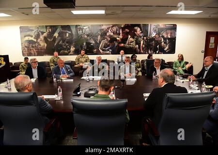 ÉTATS-UNIS Force aérienne Brig. Le général Jason Bailey, commandant de l'escadre de combat 31st, centre, informe les maires locaux des villes environnantes de la base aérienne d'Aviano, Italie, 7 juin 2022. Bailey a parlé de la façon dont les militaires locaux pourraient mieux s'intégrer et devenir une partie utile de la communauté. Banque D'Images