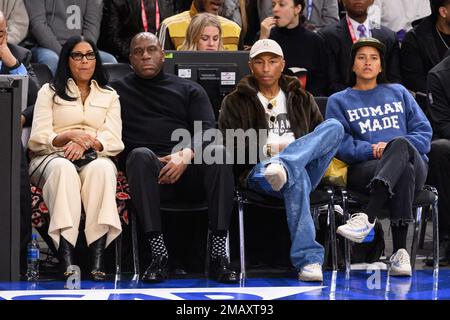 Magic Johnson et sa femme cookie Johnson, Pharrell Williams et sa femme Helen Lasichanh assistent au match de Paris 2023 de la NBA entre Detroit pistons et Chicago Bulls à l'AccorHotels Arena sur 19 janvier 2023 à Paris, France. Photo de Laurent Zabulon/ABACAPRESS.COM crédit: Abaca Press/Alamy Live News Banque D'Images