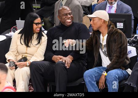 Magic Johnson et sa femme cookie Johnson et Pharrell Williams participent au match NBA Paris Game 2023 entre Detroit pistons et Chicago Bulls au stade AccorHotels sur 19 janvier 2023 à Paris, France. Photo de Laurent Zabulon/ABACAPRESS.COM crédit: Abaca Press/Alamy Live News Banque D'Images