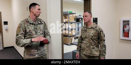 ÉTATS-UNIS Le Sgt. Shawn Carns du Commandement de l'armée, conseiller principal du corps I, (à droite) parle avec le Capt Jacob Shook, chirurgien-brigade de l'équipe de combat de la Brigade d'infanterie 2nd, 11th, Division aéroportée, lors d'une visite à la base interarmées Elmendorf-Richardson 7 juin 2022. Carns a pris le temps de voir comment la Brigade Spartan prévoit d'adopter la Stratégie arctique de l'Armée de terre, qui vise à améliorer continuellement ses capacités arctiques en formant et en équipant ses forces pour fonctionner dans des conditions extrêmes de froid, de haute altitude et de latitude, tout en effectuant des exercices dans des conditions météorologiques variables. Banque D'Images