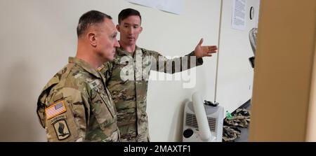 ÉTATS-UNIS Le Sgt. Shawn Carns du Commandement de l'armée, conseiller principal du corps I, (à gauche) parle avec le Sgt. Ryan carter, un medic de combat affecté à l'équipe de combat de la Brigade d'infanterie 2nd, 11th, Division aéroportée, lors d'une visite à la base interarmées Elmendorf-Richardson 7 juin 2022. Carns a pris le temps de voir comment la Brigade Spartan prévoit d'adopter la Stratégie arctique de l'Armée de terre, qui vise à améliorer continuellement ses capacités arctiques en formant et en équipant ses forces pour fonctionner dans des conditions extrêmes de froid, de haute altitude et de latitude, tout en effectuant des exercices dans des conditions météorologiques variables. Banque D'Images